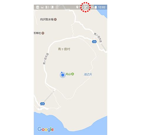 青ヶ島でスマホをチェック