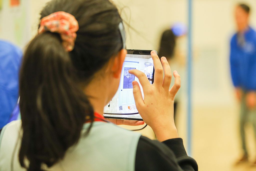 「Galaxy Fold」を操作する子どもたち