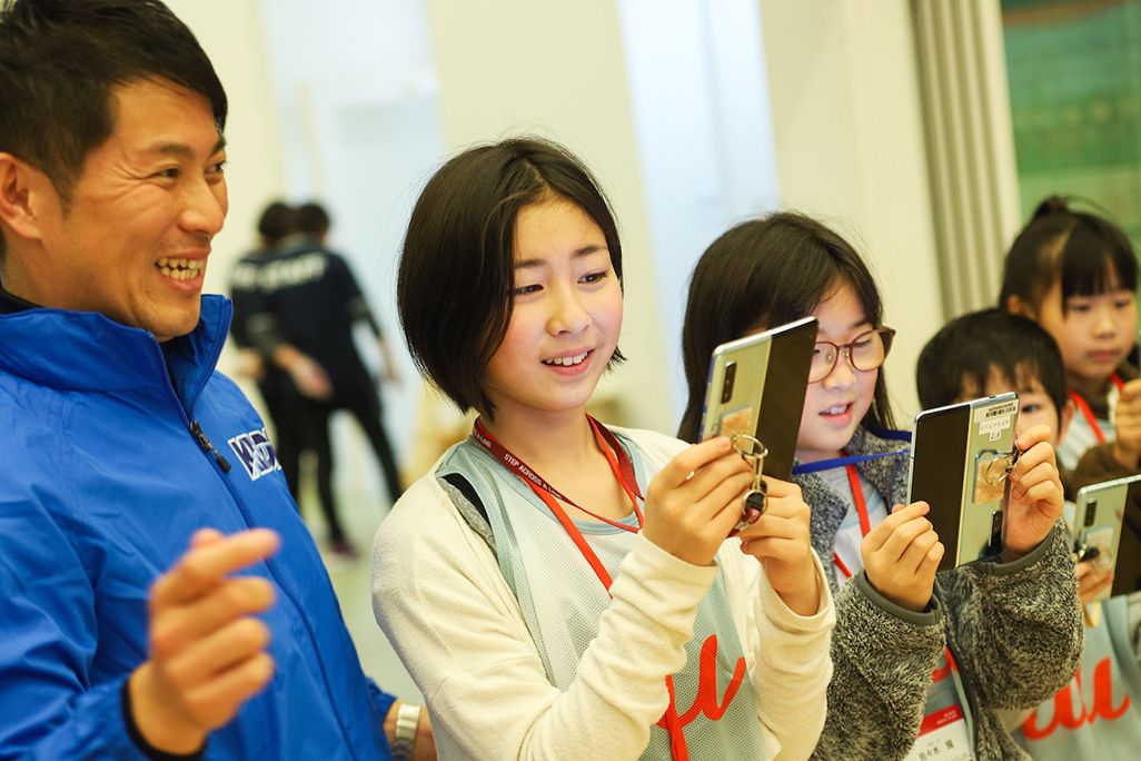 「Galaxy Fold」を操作する子どもたち