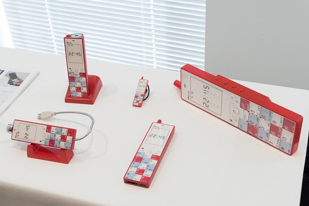 INFOBARファンミーティング新宿での展示物。初代INFOBARをデザインしたグッズ