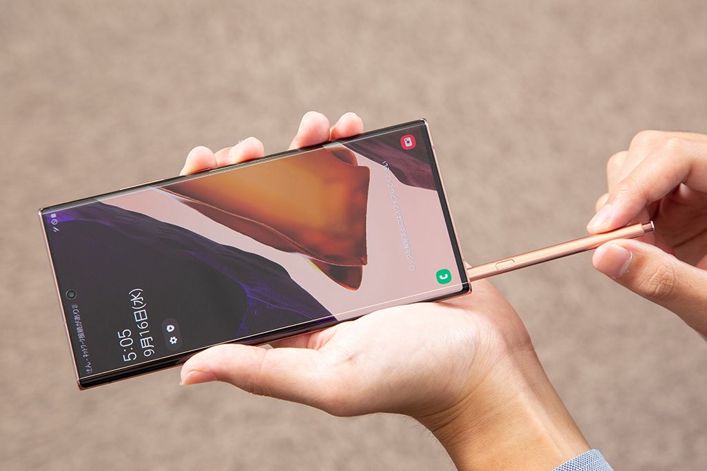 Galaxy Note20 Ultra 5Gを手に持ったKDDI広報部の男性