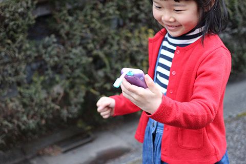 「mamorino5」のハンズフリー機能で通話している女の子