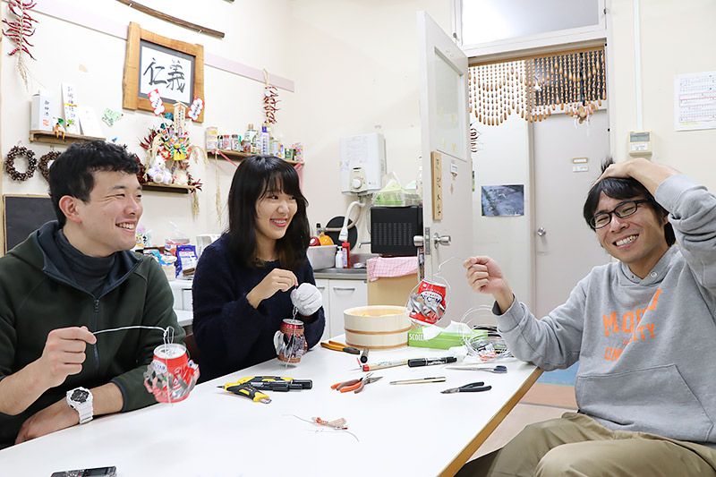 談笑する3名