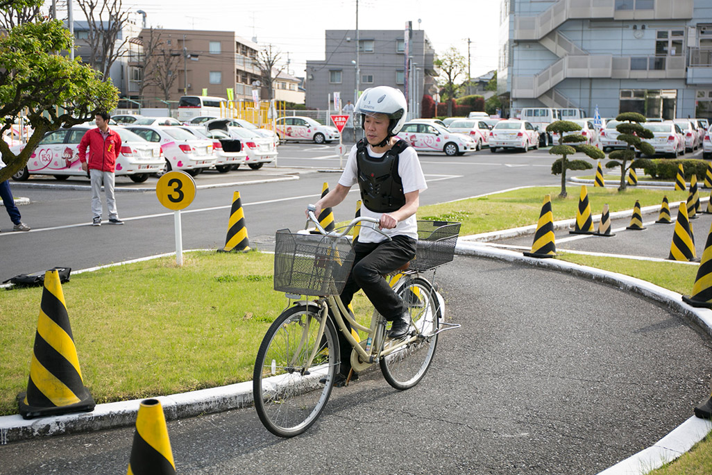 武藏境自動車教習所内のS字クランクを走行