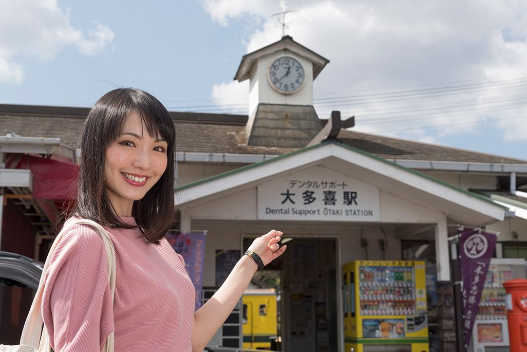 いすみ鉄道「大多喜駅」の前に立つ伊藤桃