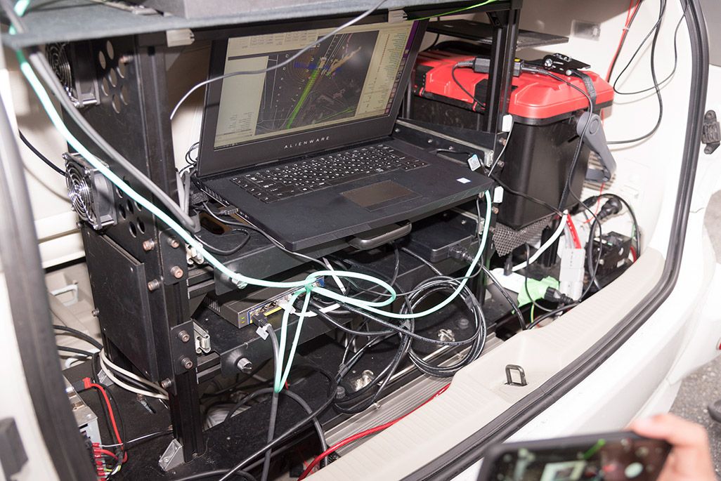自動運転車のトランクルームには自動運転用のソフトウエア「Autoware」と強力なスペックのPCをセッティング