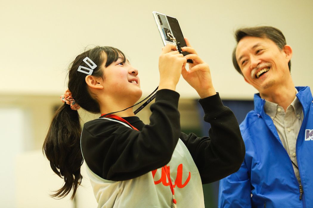 XR Door体験者に笑顔で接するKDDI隅野
