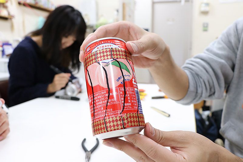 カットする部分にガイドが入った空き缶