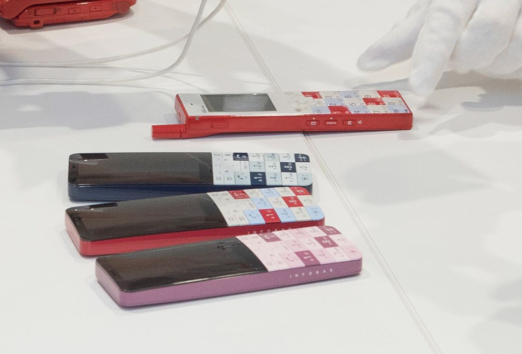 INFOBARファンミーティング新宿で披露されたINFOBAR xvのデザインモック