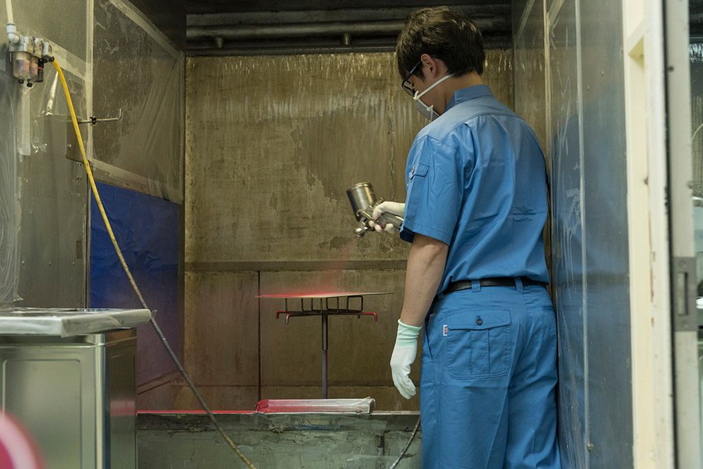 調色したNISHIKIGOIの赤を塗装