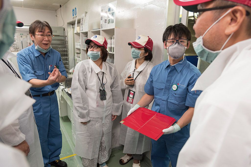 INFOBARにたずさわってきた塗料の職人さんを囲んで