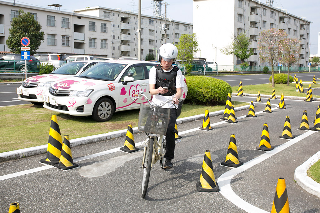 武藏境自動車教習所内のS字クランクをスマホを見ながら走行